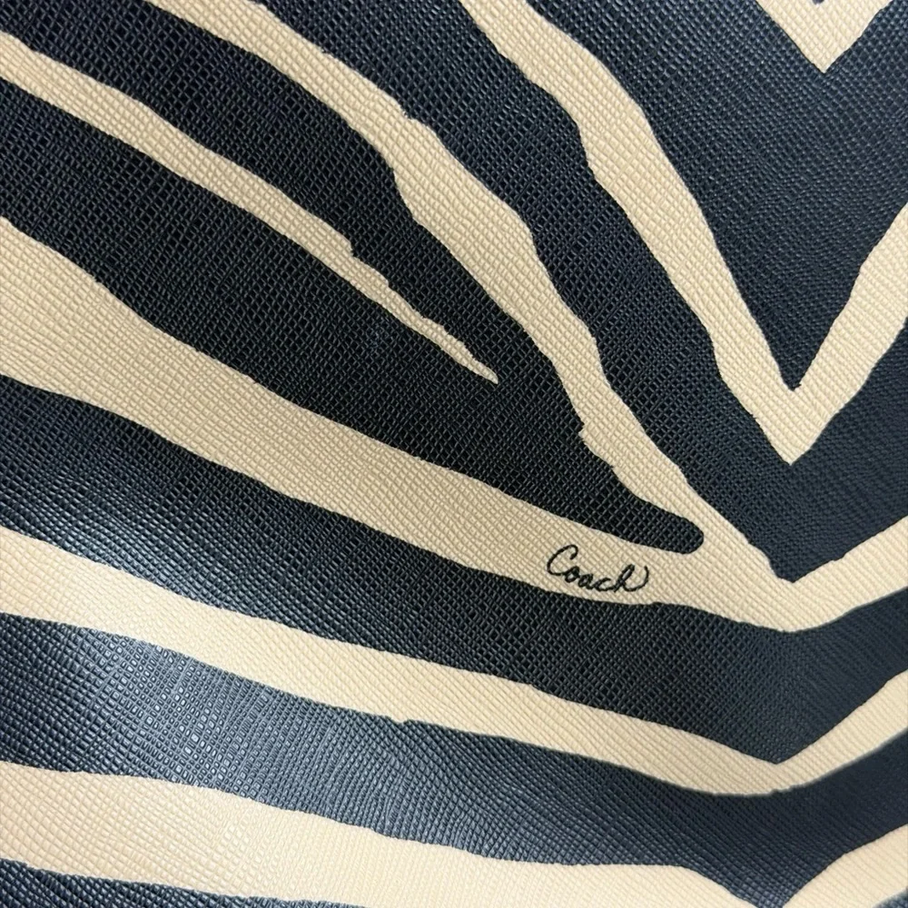 🤗 SOLD 🤗 Coach Zebra Stripe Tote in Black and Cream - Picture 4 of 10